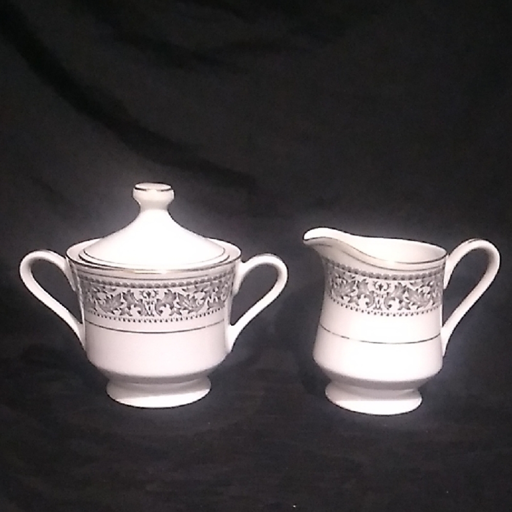 Vintage Teihei Japan Brocade Black & White Sugar Bowl & Creamer Set (B5)
